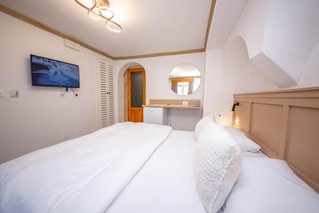 ジロカストラ ベッド ＆ ブレックファースト コトニ Bed & Breakfast エクステリア 写真