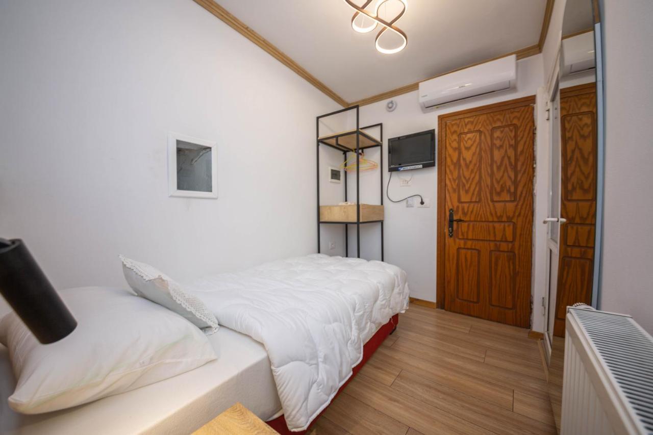 ジロカストラ ベッド ＆ ブレックファースト コトニ Bed & Breakfast エクステリア 写真