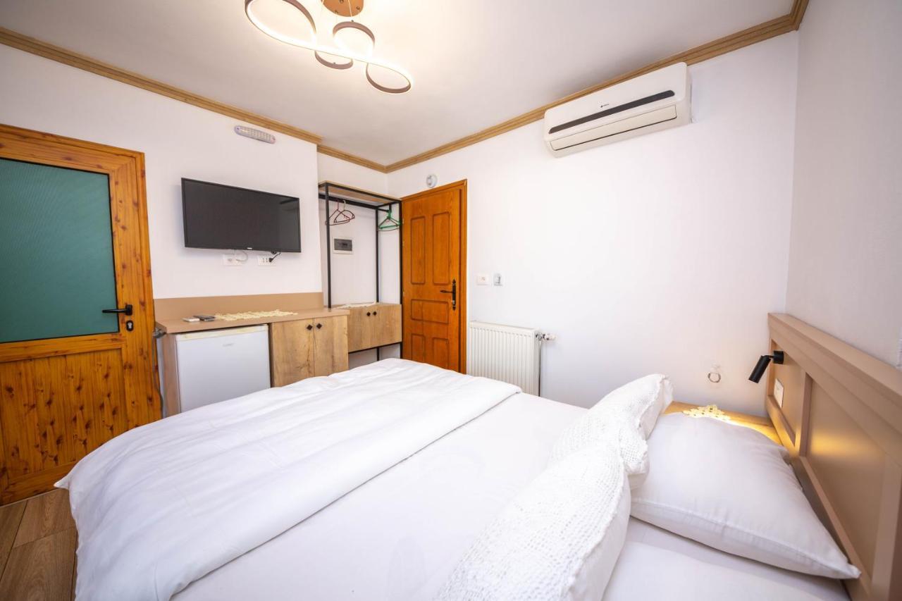 ジロカストラ ベッド ＆ ブレックファースト コトニ Bed & Breakfast エクステリア 写真