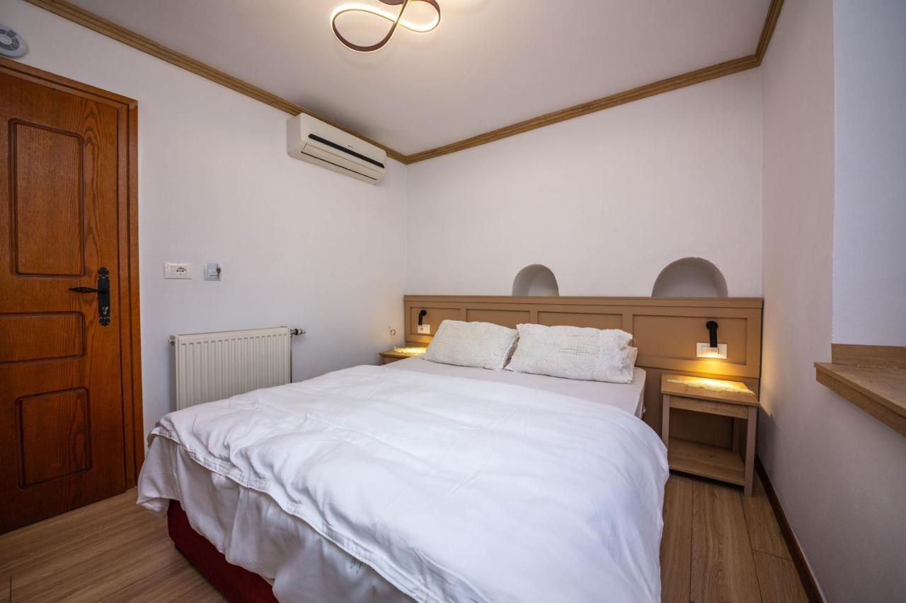 ジロカストラ ベッド ＆ ブレックファースト コトニ Bed & Breakfast エクステリア 写真